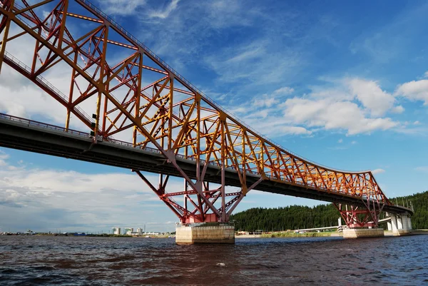 Červený drak most přes řeku Irtyš, poblíž Khanty-Mansiysk, Russi — Stock fotografie