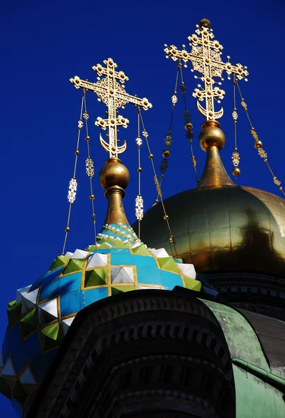 Купол православной церкви с золотыми петухами — стоковое фото