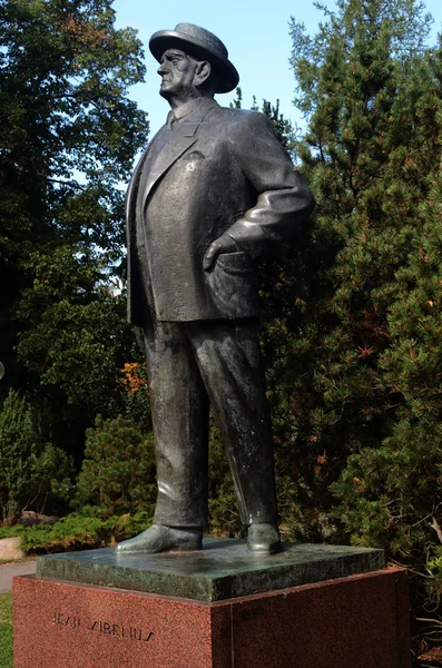 JARVENPAA, FINLANDE, 04 SEPTEMBRE 2013 : Statue en bronze du Finlandais — Photo