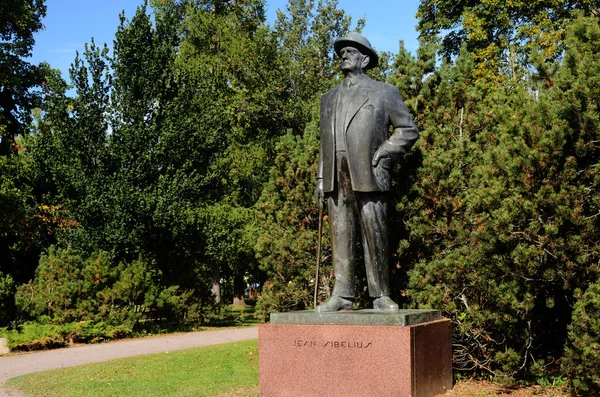 JARVENPAA, FINLANDE, 04 SEPTEMBRE 2013 : Statue en bronze du Finlandais — Photo