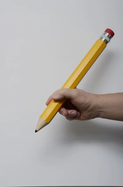Main tenant un grand crayon — Photo
