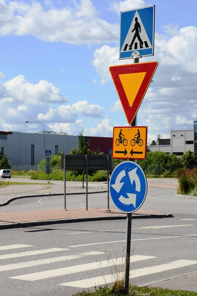 Verkeerstekens op snijpunt rotonde — Stockfoto