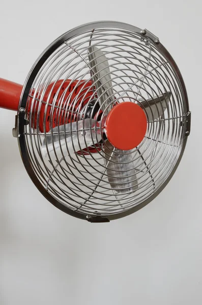 Ventilador de metal retro sobre fondo neutro — Foto de Stock