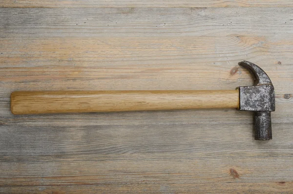 Винтажный молоток на деревянной поверхности — стоковое фото