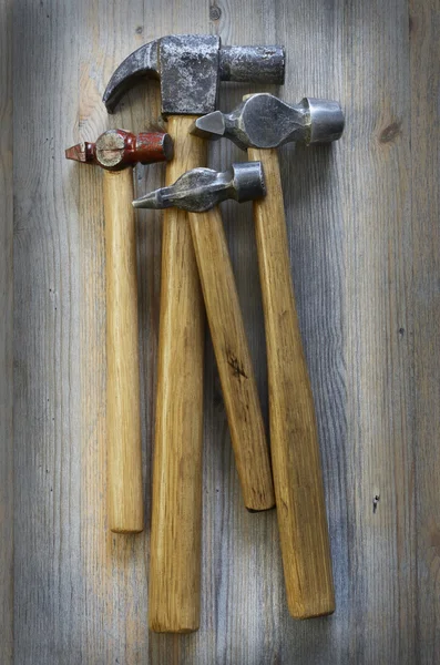 Vier verschillende hamer op een houten — Stockfoto