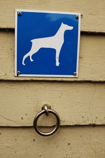 Parking voor honden, stalen ring en een teken — Stockfoto