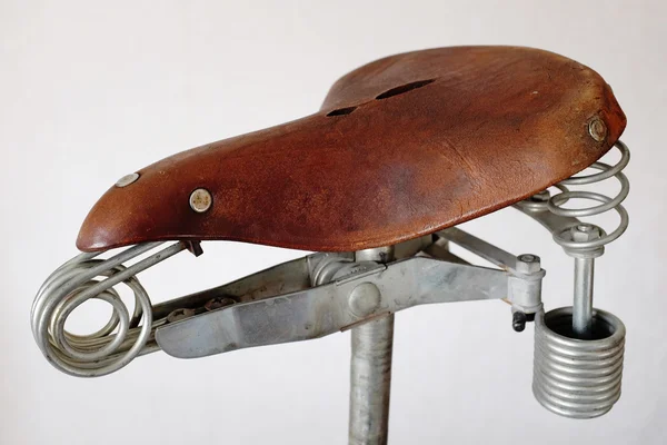 Old-fashioned vintage leather bike saddle — Stock Photo, Image