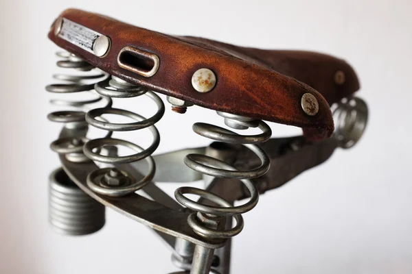 Old-fashioned vintage leather bike saddle — Stock Photo, Image