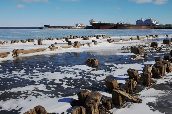 木製の桟橋と港の船の残骸 — ストック写真
