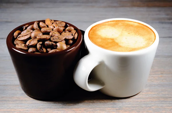 Espresso e tazza di caffè in grani — Foto Stock