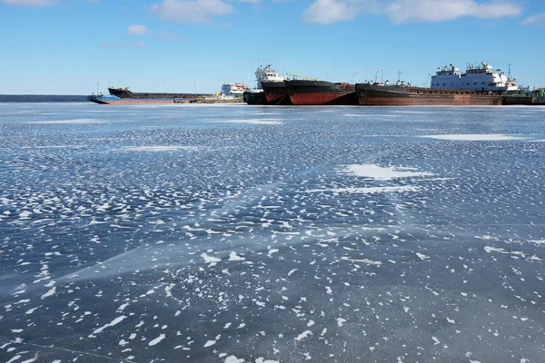 Fartyg i hamnen på vintern — Stockfoto