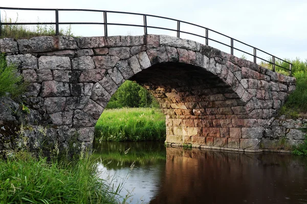 Starověké kamenný obloukový most — Stock fotografie