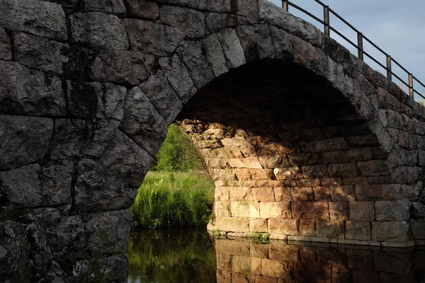 Puente de arco de piedra viejo —  Fotos de Stock