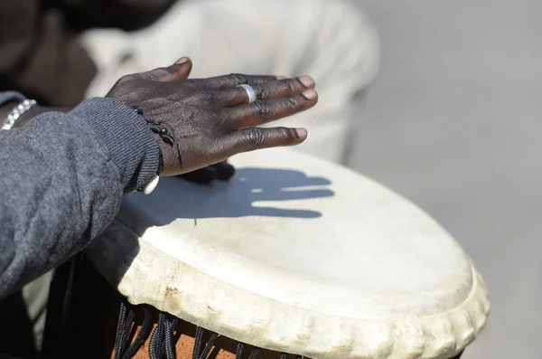 Τα χέρια του μουσικός που παίζει το tomtoms — Φωτογραφία Αρχείου
