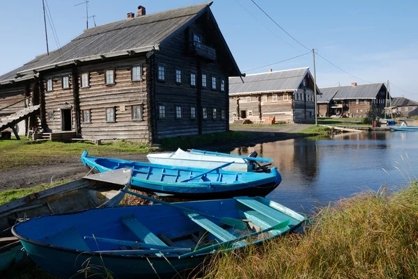 Casas de madeira na costa e barcos na vila de pescadores — Fotografia de Stock