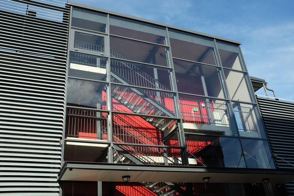 玻璃楼梯间的现代建筑 — 图库照片
