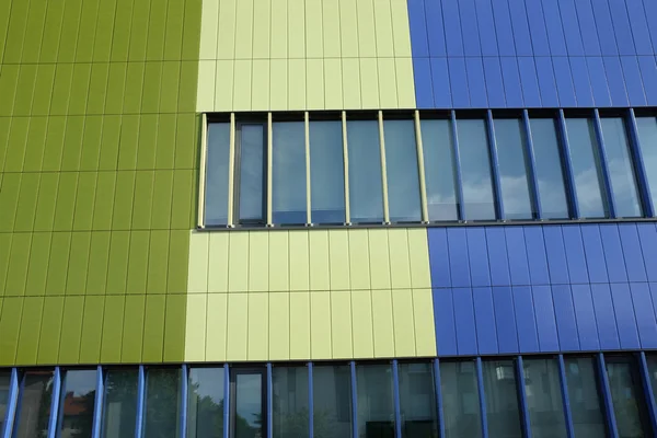 Muur van modern gebouw blauwe en groene kleur, horizontale photo — Stockfoto