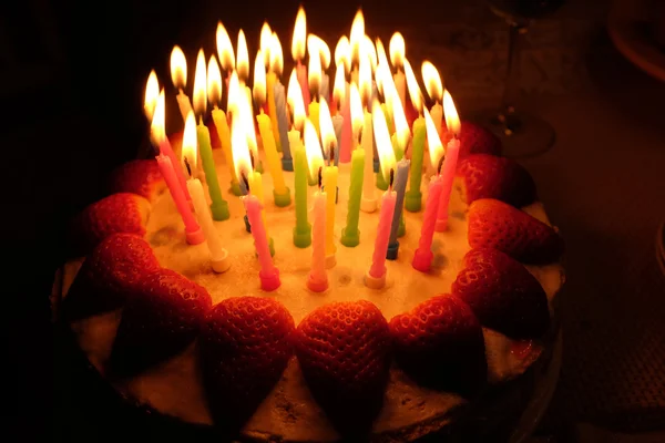 Torta di fragole di compleanno con candele accese Foto Stock Royalty Free