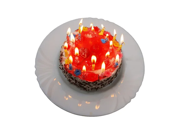 Torta di compleanno con candele accese sul piatto — Foto Stock