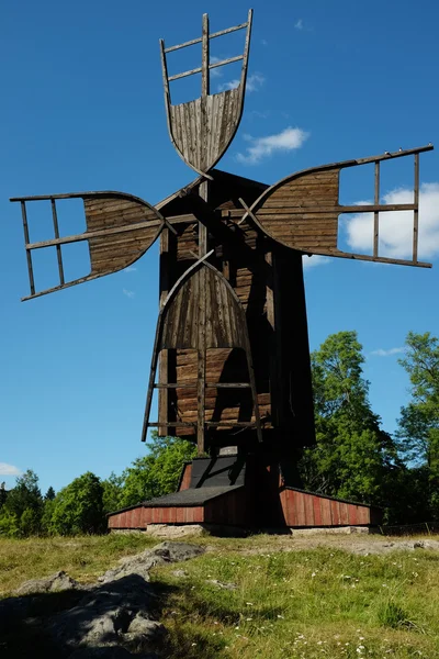 Oude houten windmolen tegen de blauwe hemel — Stockfoto