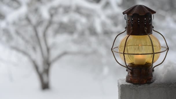 Vintage xmas lantern mot vintern — Stockvideo