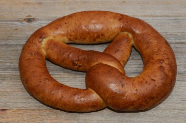 bir ahşap üzerine kırmızı taze simit