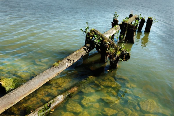 See und der alte zerstörte Steg — Stockfoto