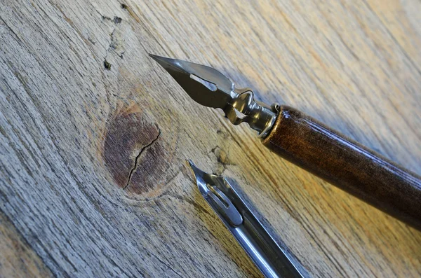 Фонтанная ручка на деревянном фоне — стоковое фото