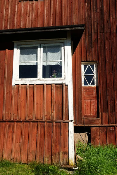 Maison finlandaise en bois rouge — Photo