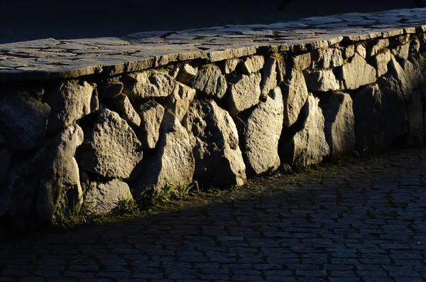 Low stone wall and cobblestones — Stock Photo, Image