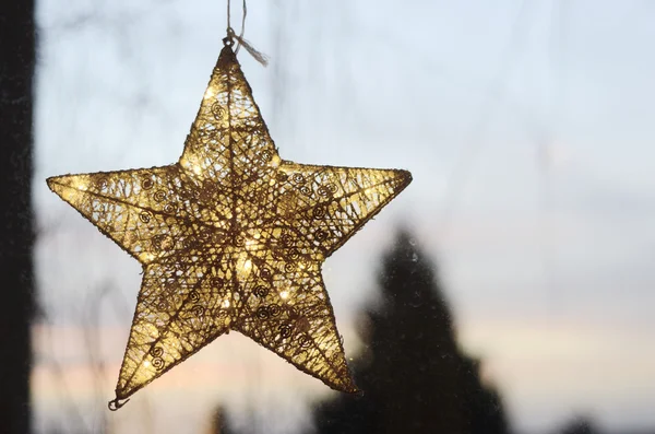 Estrela de Natal em uma janela — Fotografia de Stock