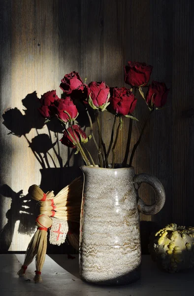 Naturaleza muerta de otoño, rosa seca, caballo de paja, calabaza — Foto de Stock