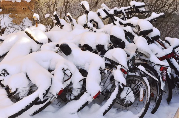 Vélos recouverts d'une couverture de neige, hiver en Finlande — Photo