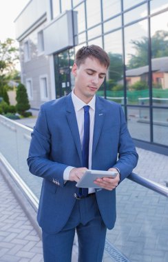 sokakta bir laptop holding ayakta başarılı bir iş adamı