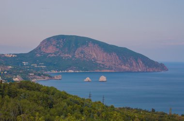 Gurzuf ilçesi ve Ayu Dag dağ. Crimea.