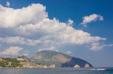 Gurzuf ilçesi ve Ayu Dag dağ. Crimea.