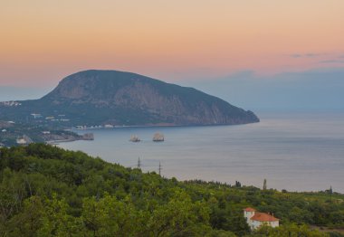 Gurzuf ilçesi ve Ayu Dag dağ. Crimea.