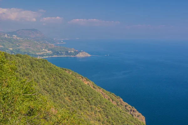 Pequena cidade na costa do Mar Negro contra o céu azul com nuvens . — Fotografia de Stock
