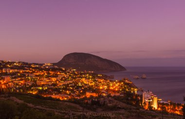 Gece dağ Gurzuf ilçesi ve Ayu Dag.