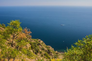 Mavi Gökyüzü bulutlu karşı Karadeniz kıyısında küçük bir kasaba.