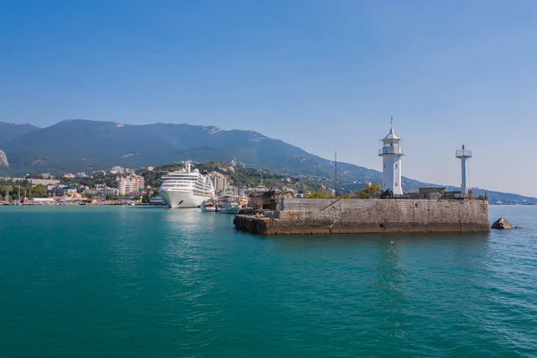 Yalta bağlantı noktasından uzakta büyük gemi akşam yelken — Stok fotoğraf