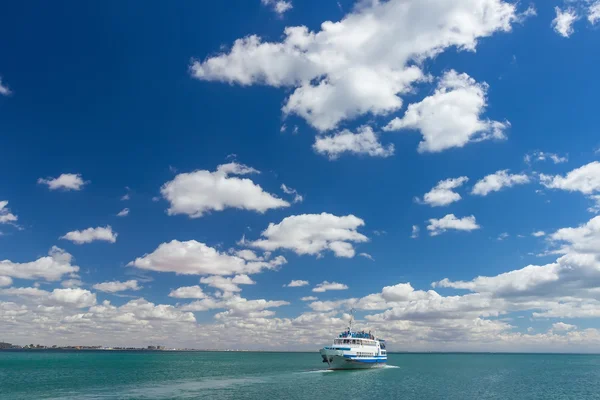 Ausflugsboot macht an einem kleinen Pier auf schwarzem Meer fest — Stockfoto