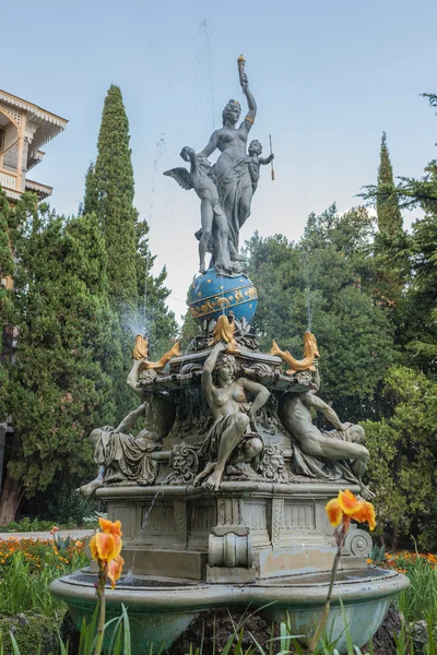 La noche De la Diosa De la Fuente en el parque Gurzuf, la Crimea, Ucrania . —  Fotos de Stock