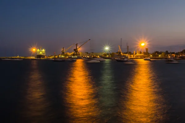Промисловий порт вночі — стокове фото