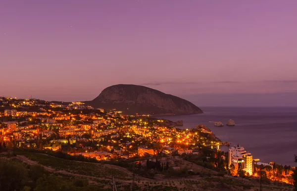 Gurzuf y Ayu Dag montaña en la noche . — Foto de Stock