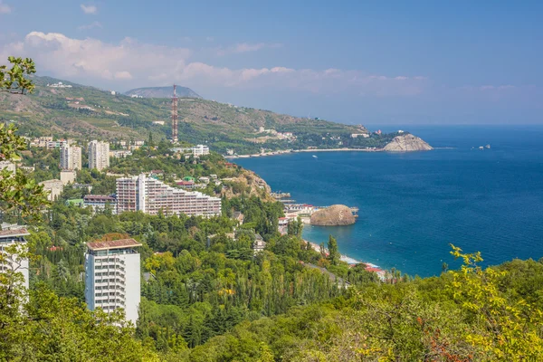 Piccola città sulla costa del Mar Nero contro il cielo blu con le nuvole . — Foto Stock