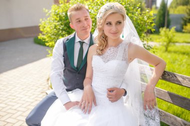 Genç bir çift romantik anların tadını çıkarıyor.