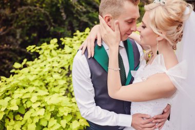 Genç bir çift romantik anların tadını çıkarıyor.