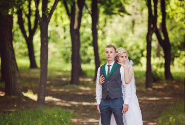 Genç bir çift romantik anların tadını çıkarıyor.