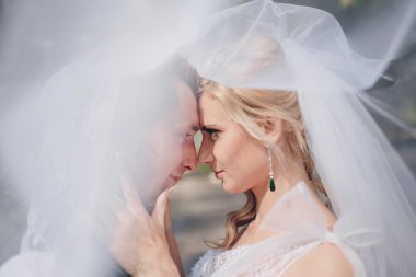 Genç bir çift romantik anların tadını çıkarıyor.